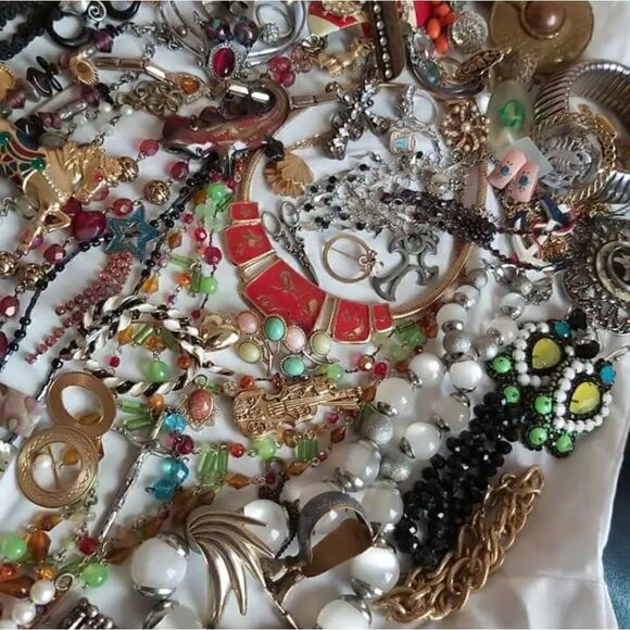 1 pound of Mystery Jewelry - All wearable, organized, & sorted. - Picture 12 of 16